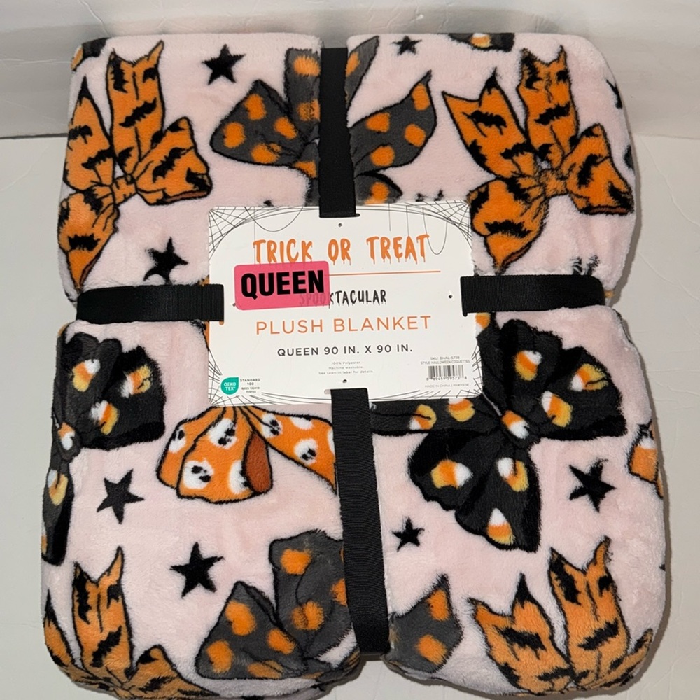 Trick or Treat Halloween Bows Bats Candy Corn Skulls Plush Blanket Queen Size
